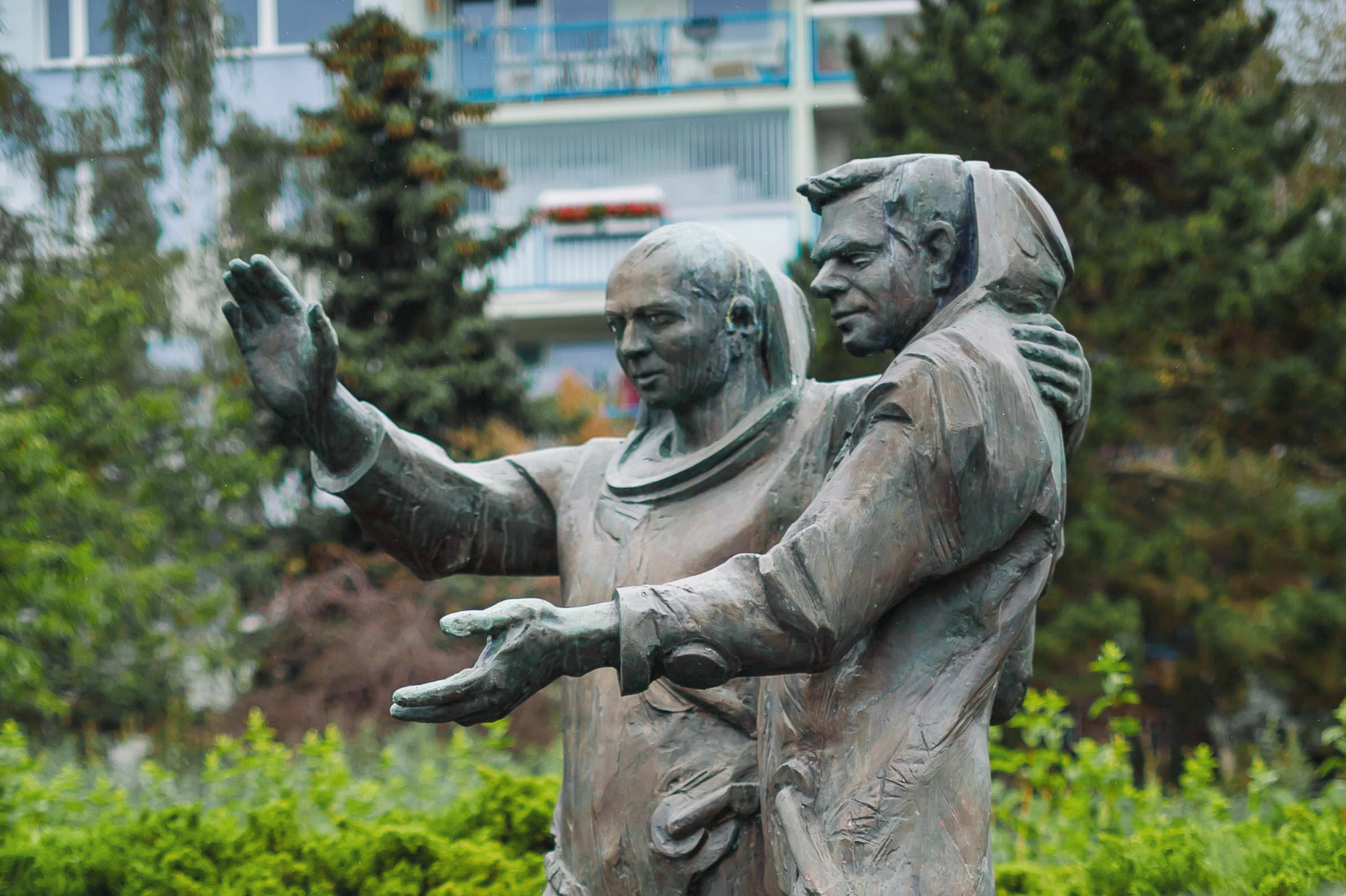 Sousoší Remek - Gubarev u vstupu do pražského metra stanice Háje (dříve Kosmonautů)