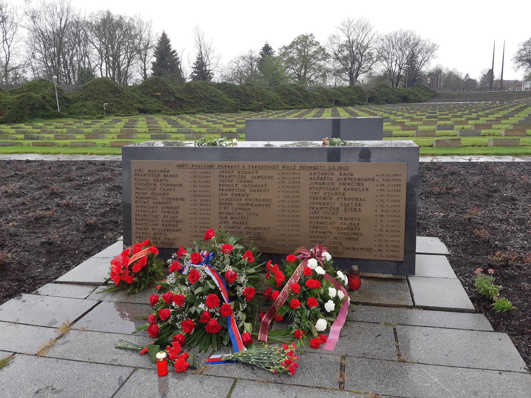 Každoročně si komunisté připomínají popravu u pamětní desky v Terezíně