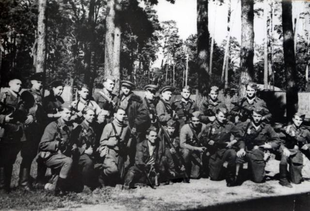 Poslední fotografie členů brigády před odletem ze Svjatošinu